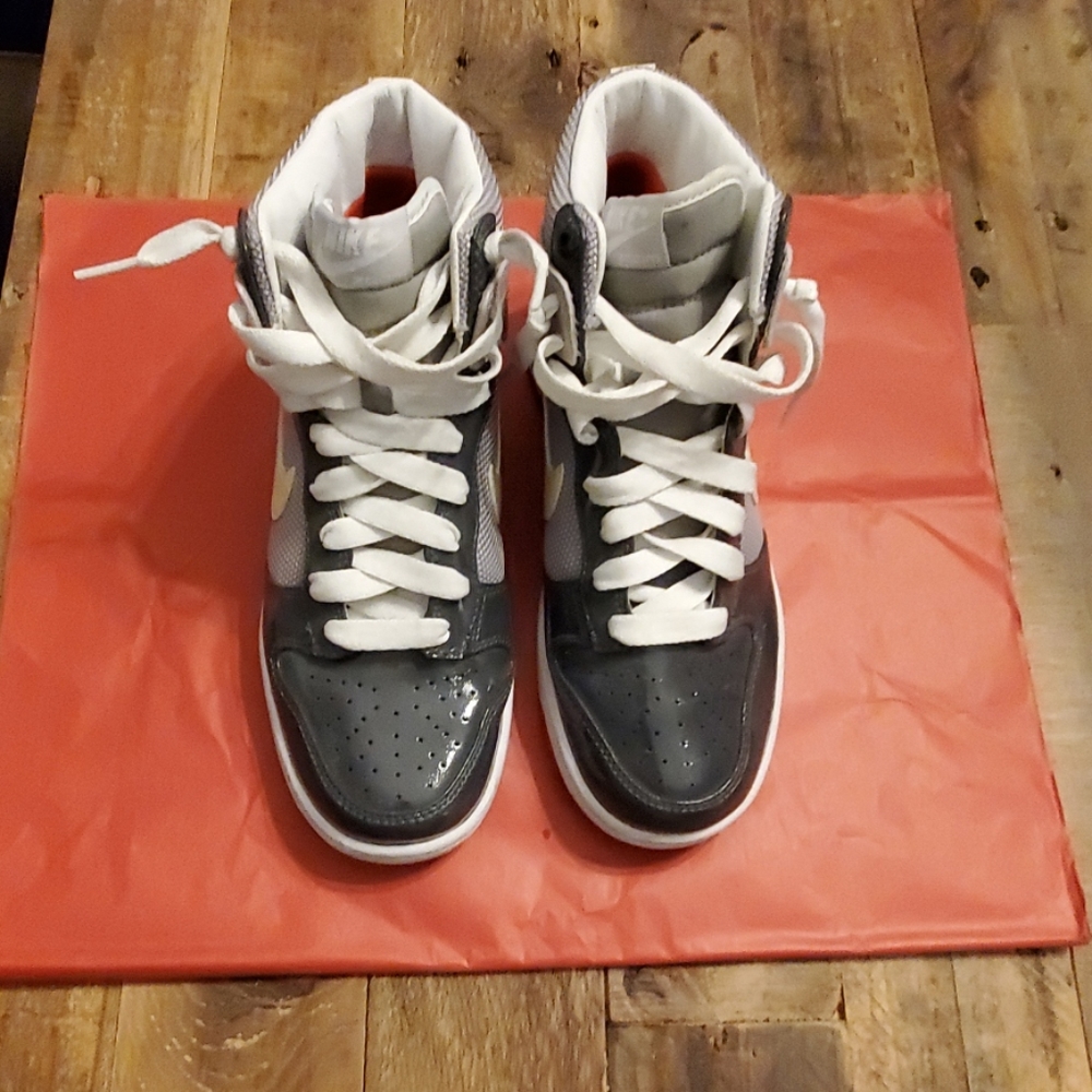 Nike - Picture 2 of 6